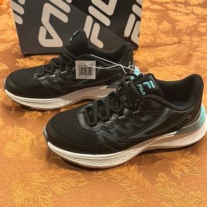 Ladies  Fila windspeed sneaker suspence Black and blue size 10 NWT
